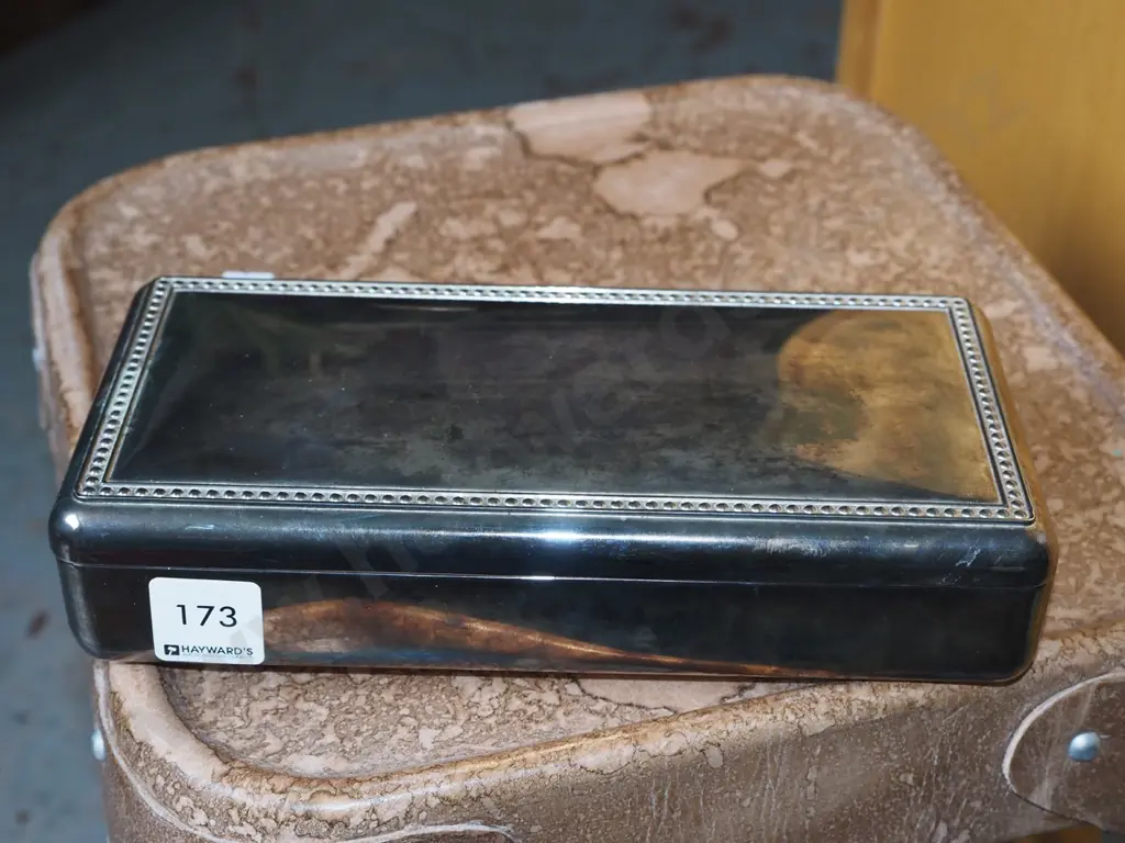 tin of costume jewellery earrings Image 1++