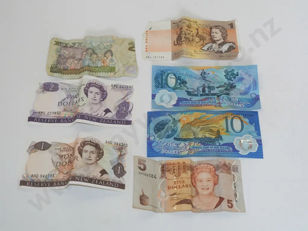 various NZ and other bank notes Image 1++