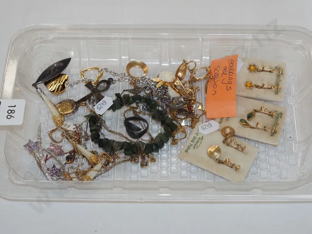 tray of costume jewellery including screw on earrings Image 1++