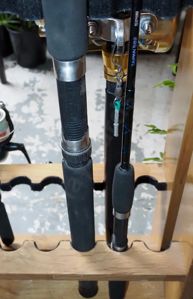 2x fishing rods - red dots Image 1++