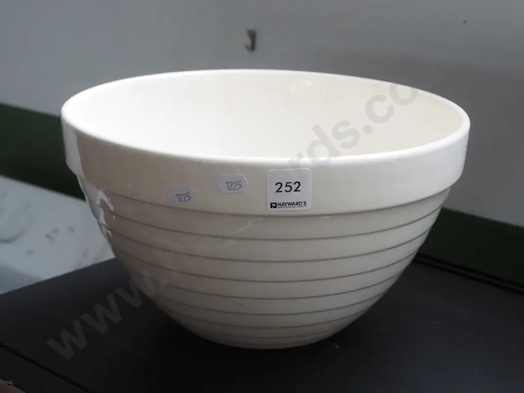large mixing bowl Diam275- chip/crazing Image 1++