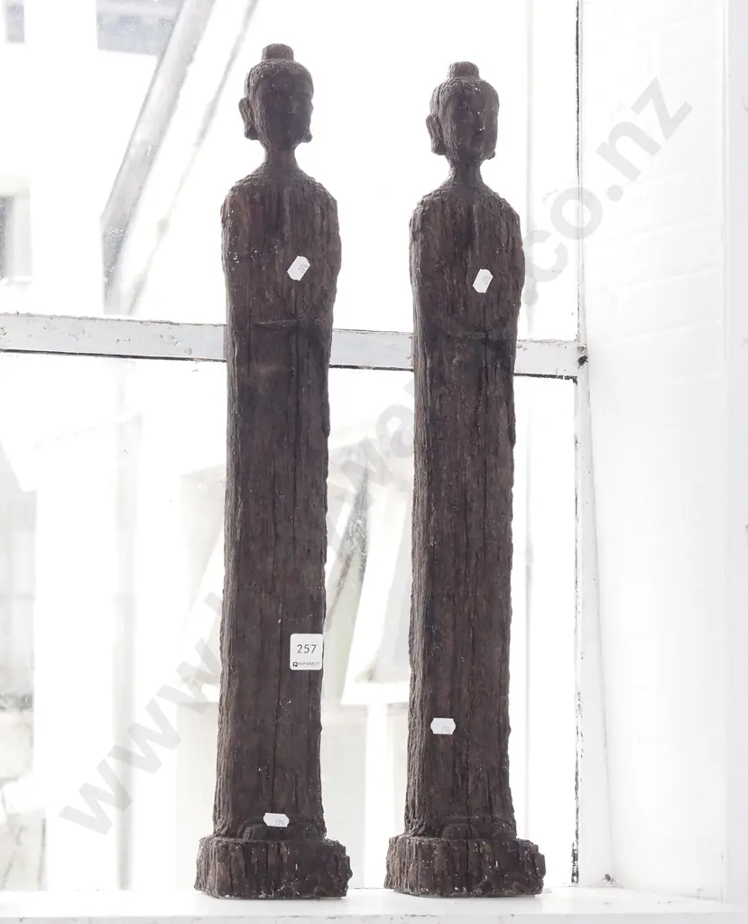 2x carved wooden figurines H600 Image 1++