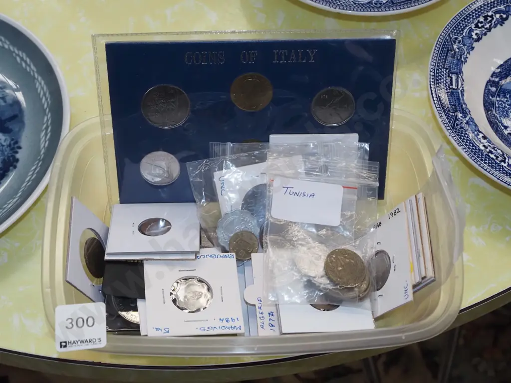 plastic tray of coins Image 1++