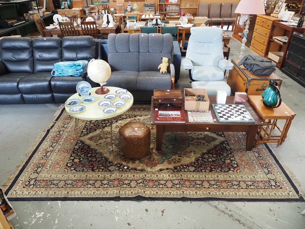 large patterned light weight floor mat - some fraying L3000 W1910 Image 1++