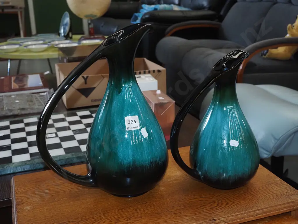 2x Blue Mountain ewer vases H330 Image 1++