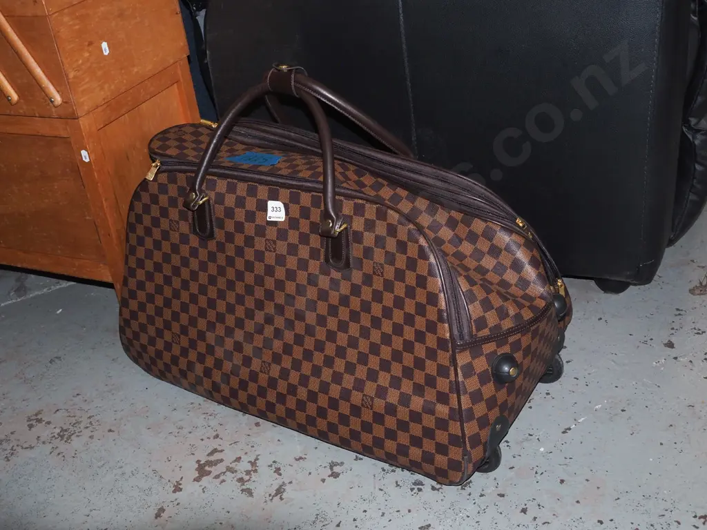 branded holdall Image 1++
