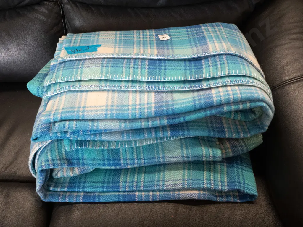 2x checked wollen blankets Image 1++