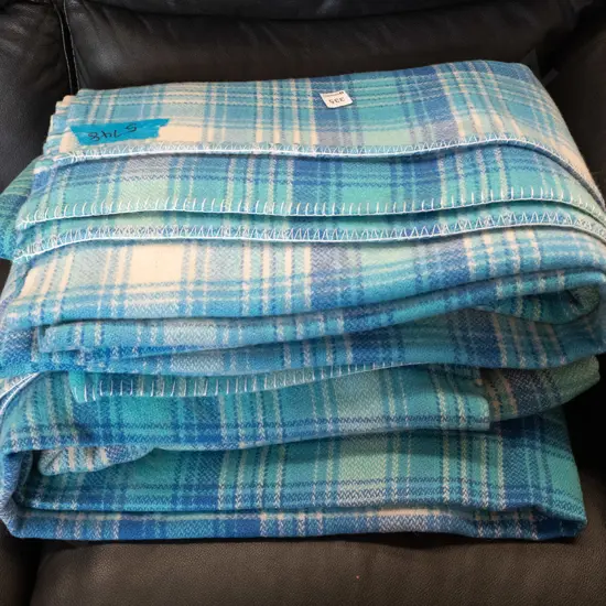 2x checked wollen blankets