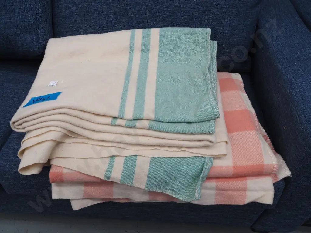 2x woollen blankets Image 1++
