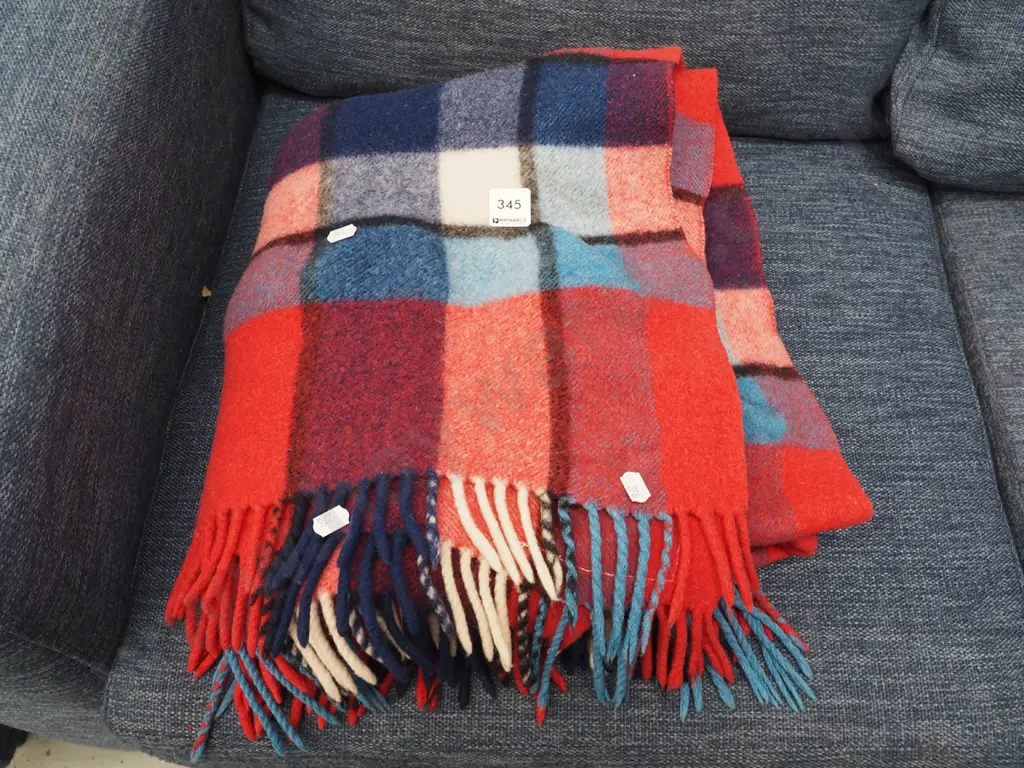 checked travel rug Image 1++