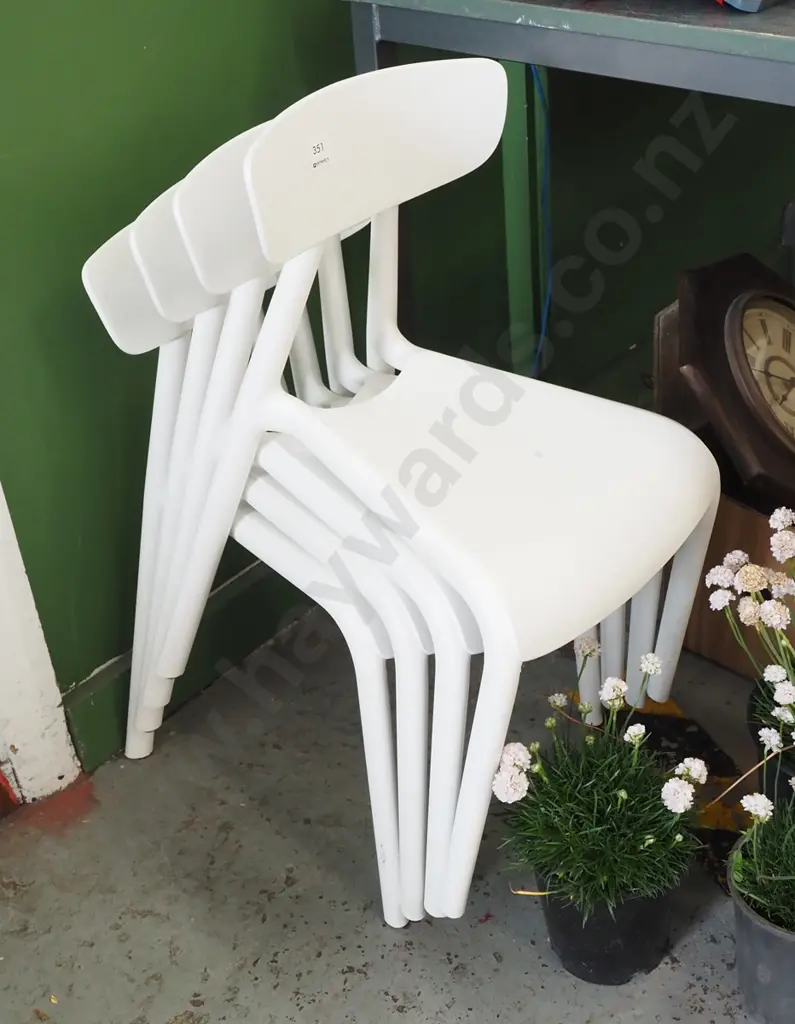 4x white plastic child's chairs Image 1++