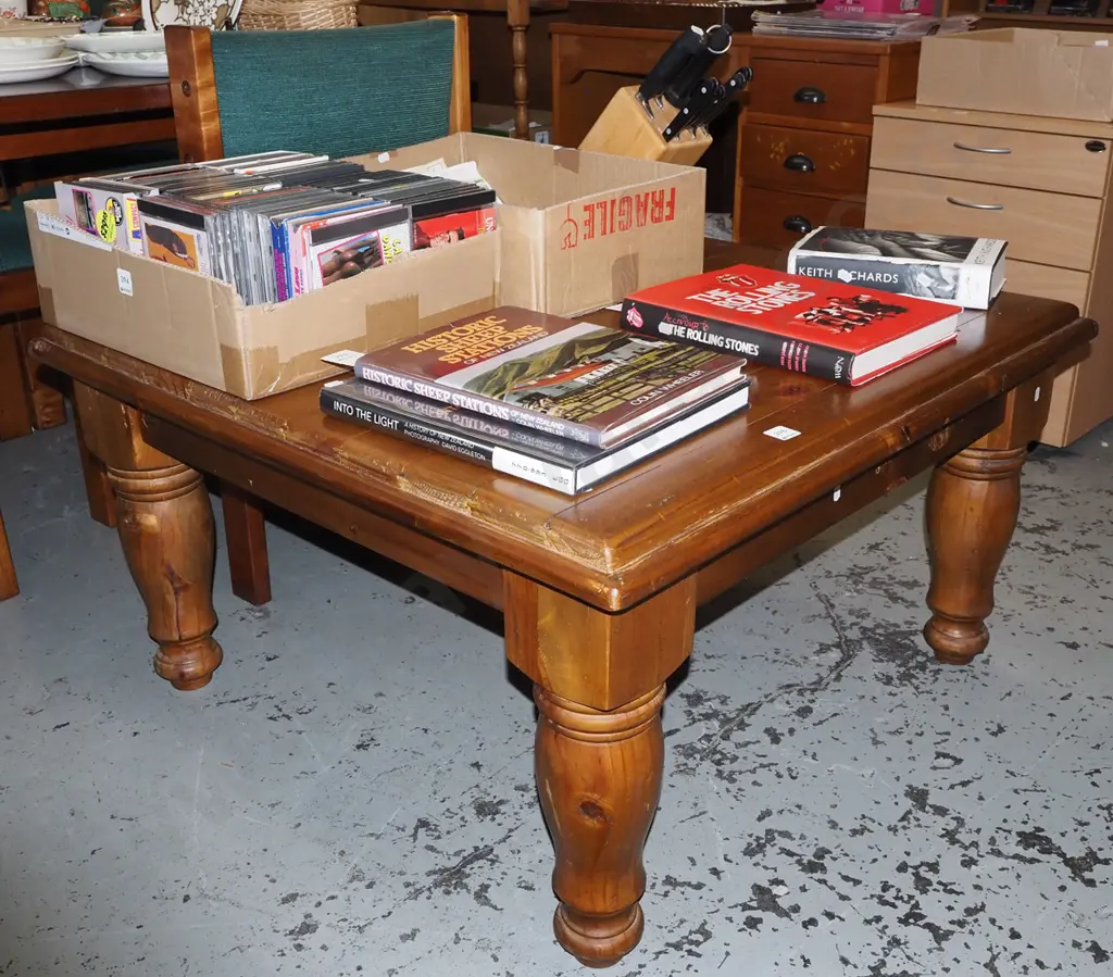 heavy solid pine turned leg end table H500 W900 D900 Image 1++