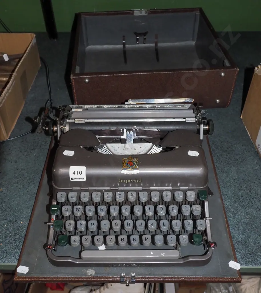 vintage cased Imperial typewriter Image 1++