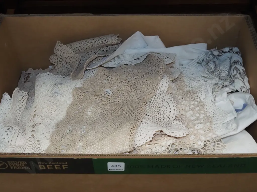box of linen, doillies etc Image 1++