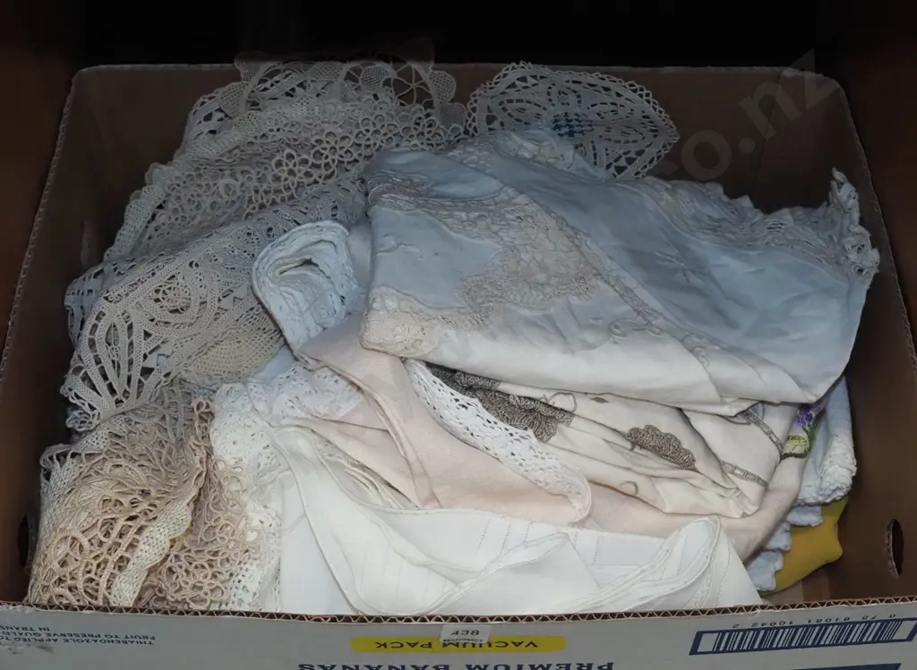box of doillies, tablecloths etc Image 1++