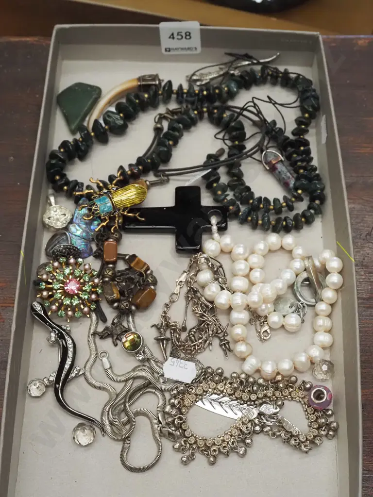 box of costume jewellery; brooches, crucifix etc Image 1++