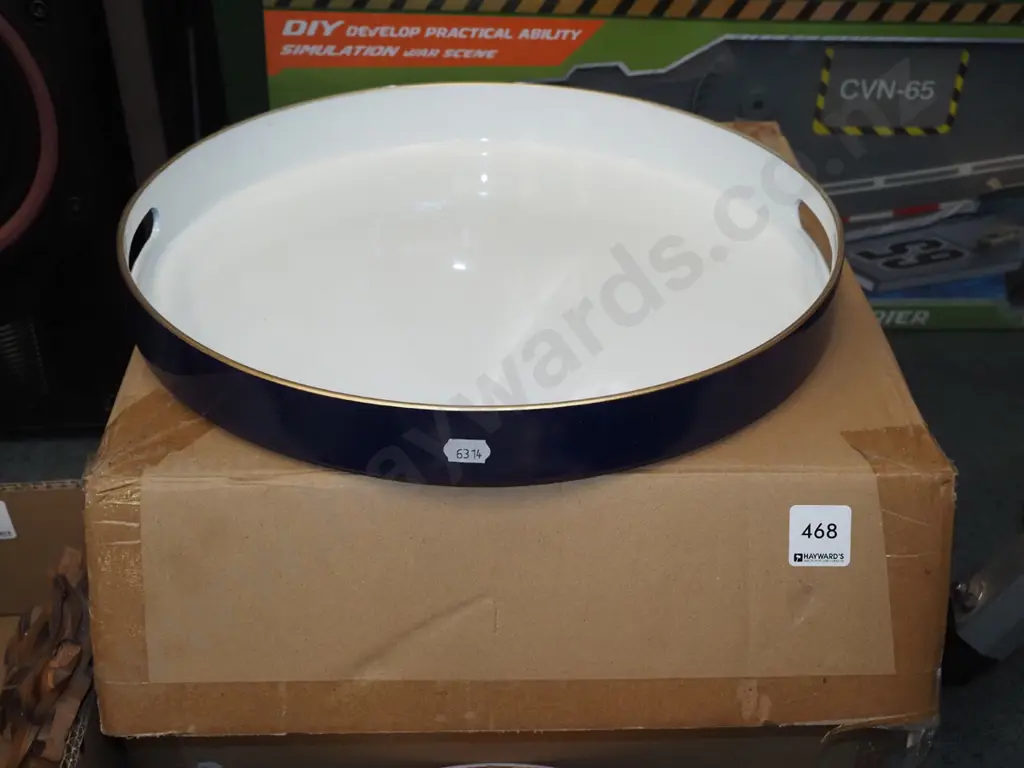 box; 4 blue and white circular plastic trays Image 1++