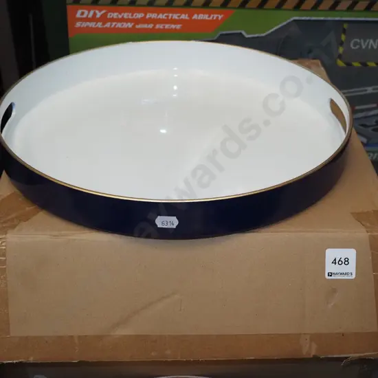 box; 4 blue and white circular plastic trays