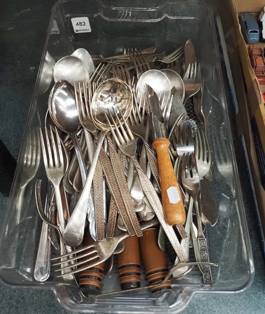 tub of cutlery Image 1++