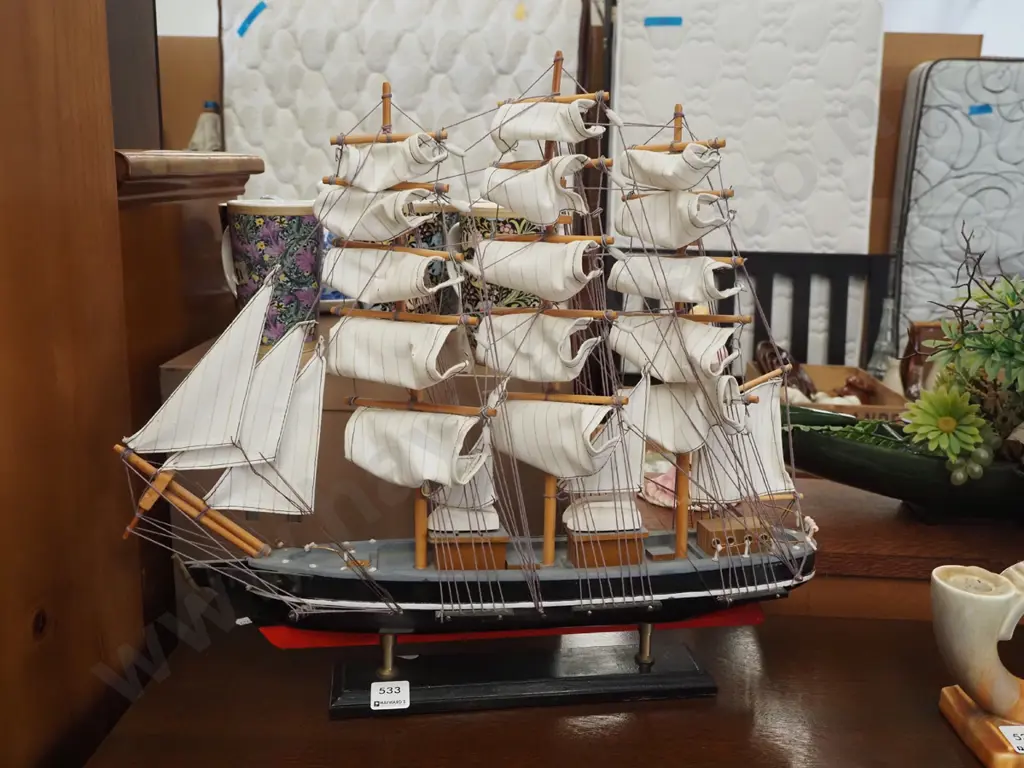 model sailing ship on stand H430 Image 1++