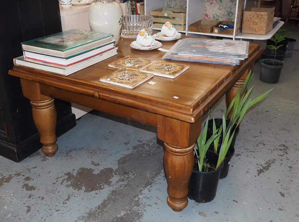 solid pine turned leg end table H500 W910 D910 Image 1++