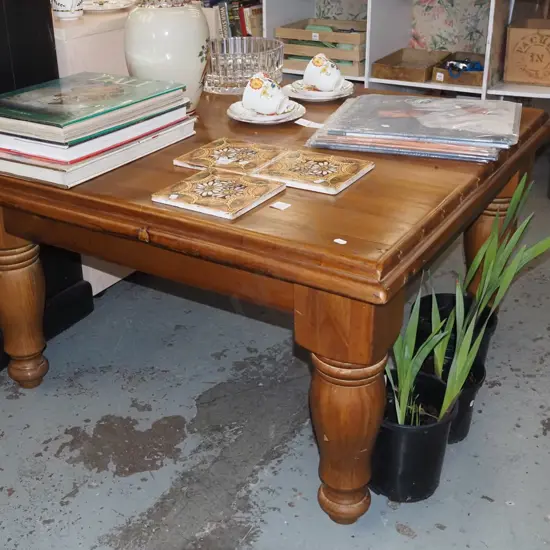 solid pine turned leg end table H500 W910 D910