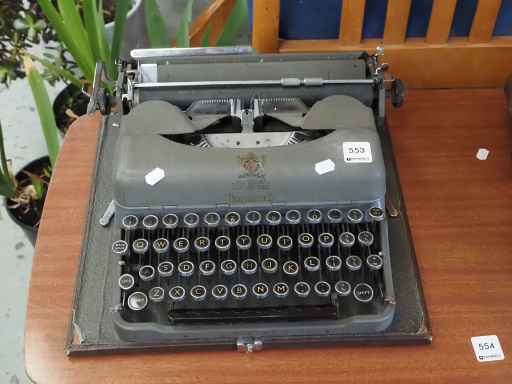 Imperial typewriter - missing cover carry case Image 1++