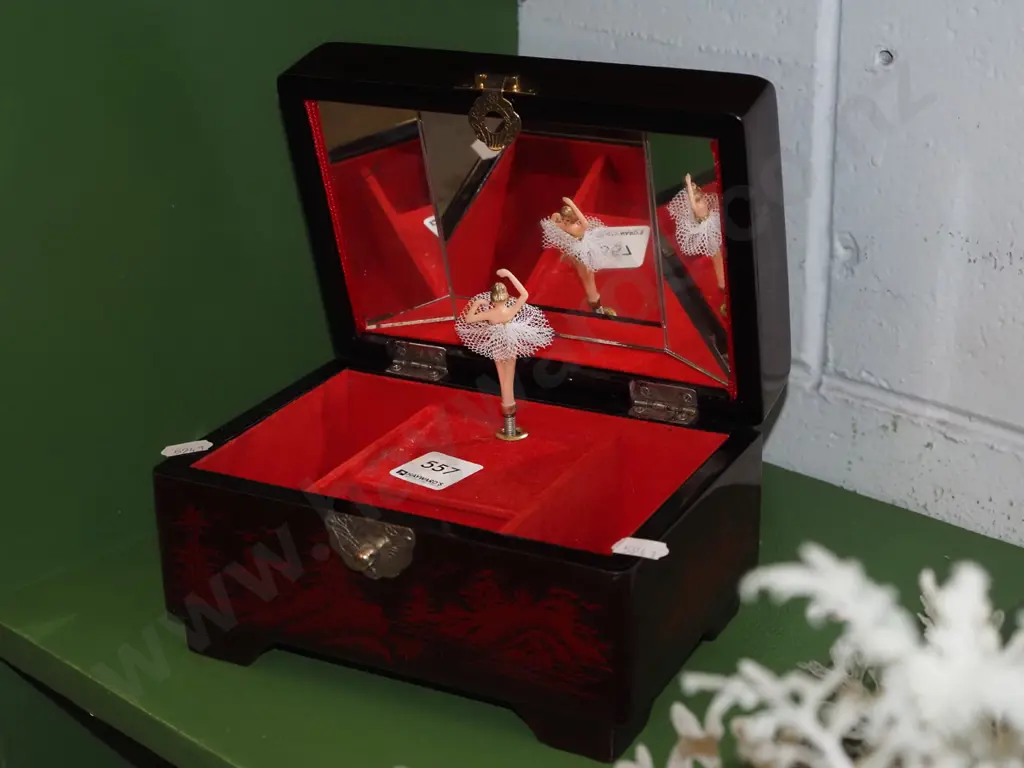 lacquer jewellery box Image 1++