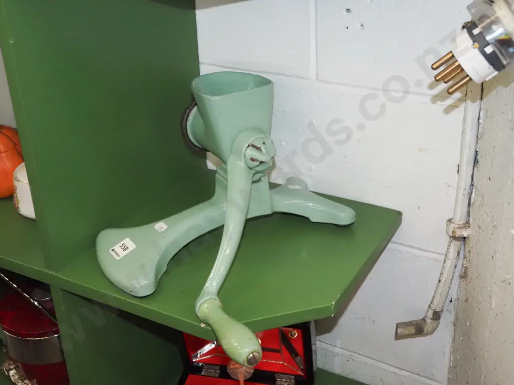 enamel bench top mincer Image 1++