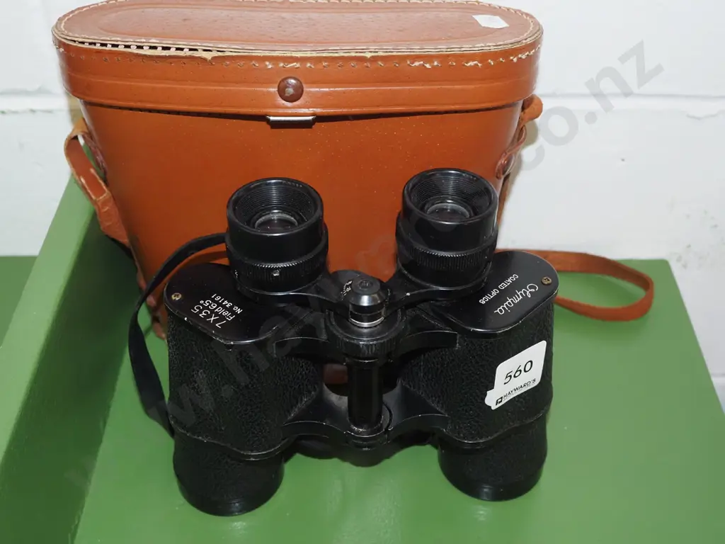 pair of binoculars Image 1++