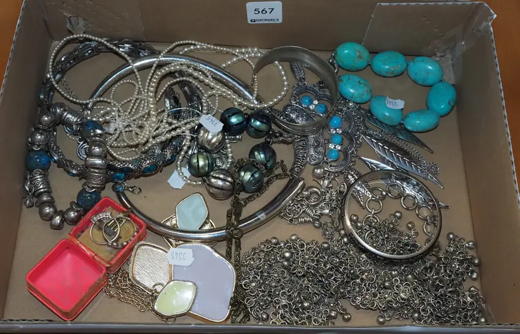 box of costume jewellery   Image 1++