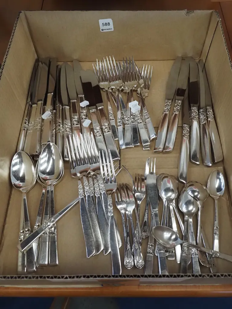 box of cutlery Image 1++