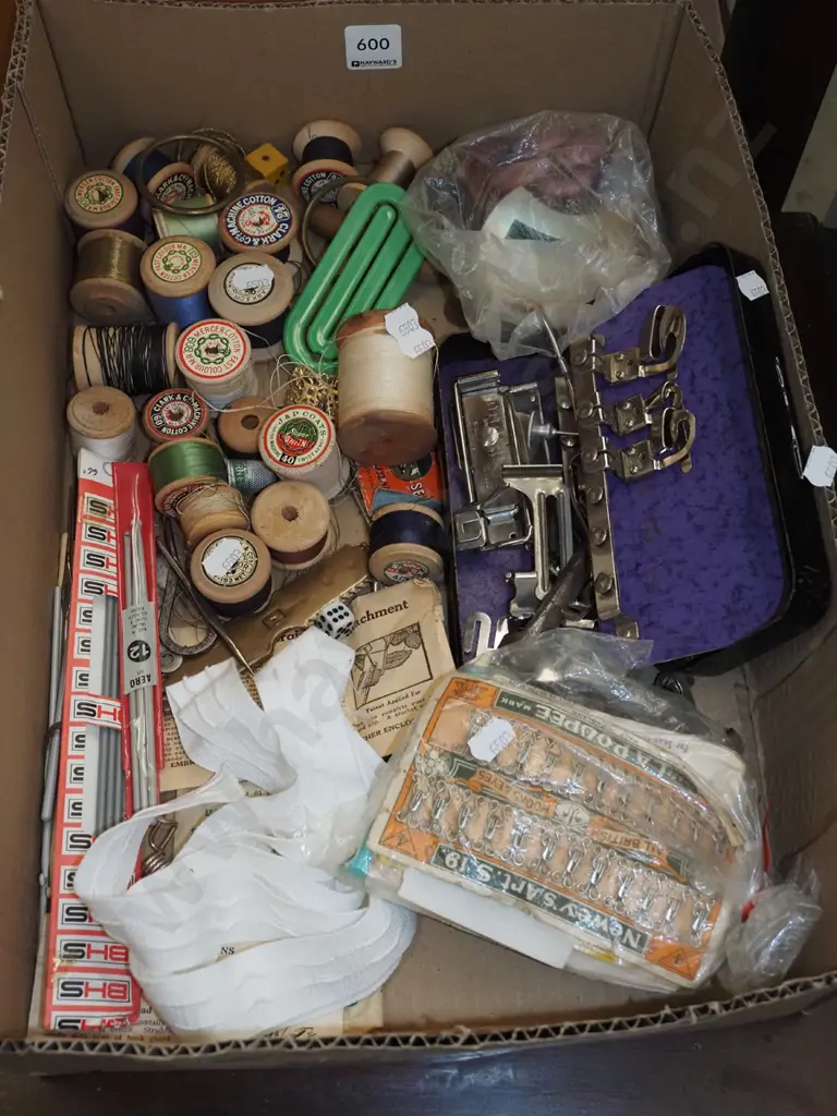 box; sewing machine accessories; threads, crochet hooks etc Image 1++