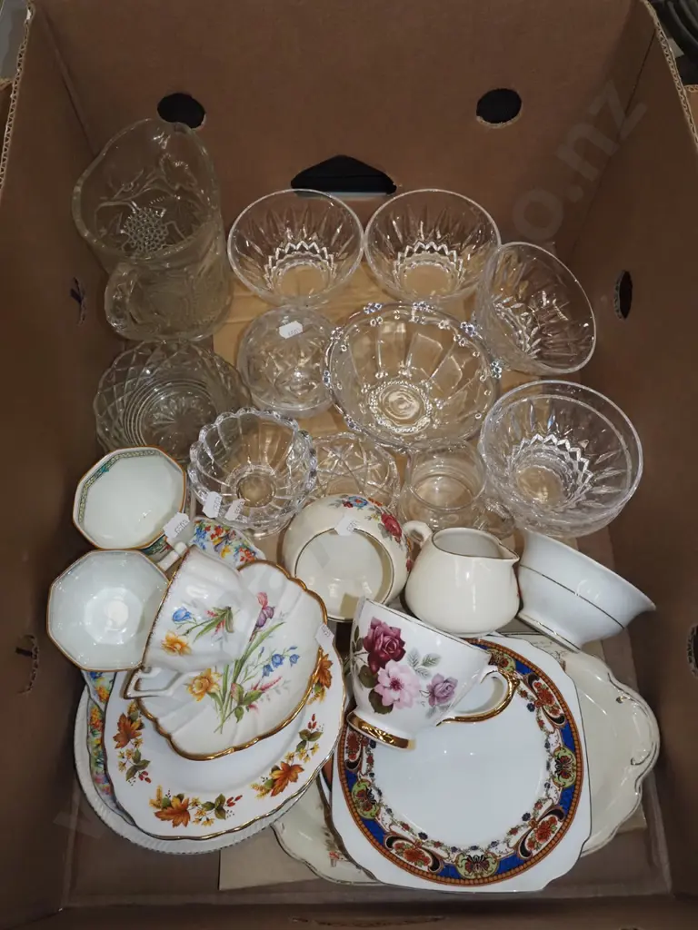 box; glass bowls, jugs, cups etc Image 1++