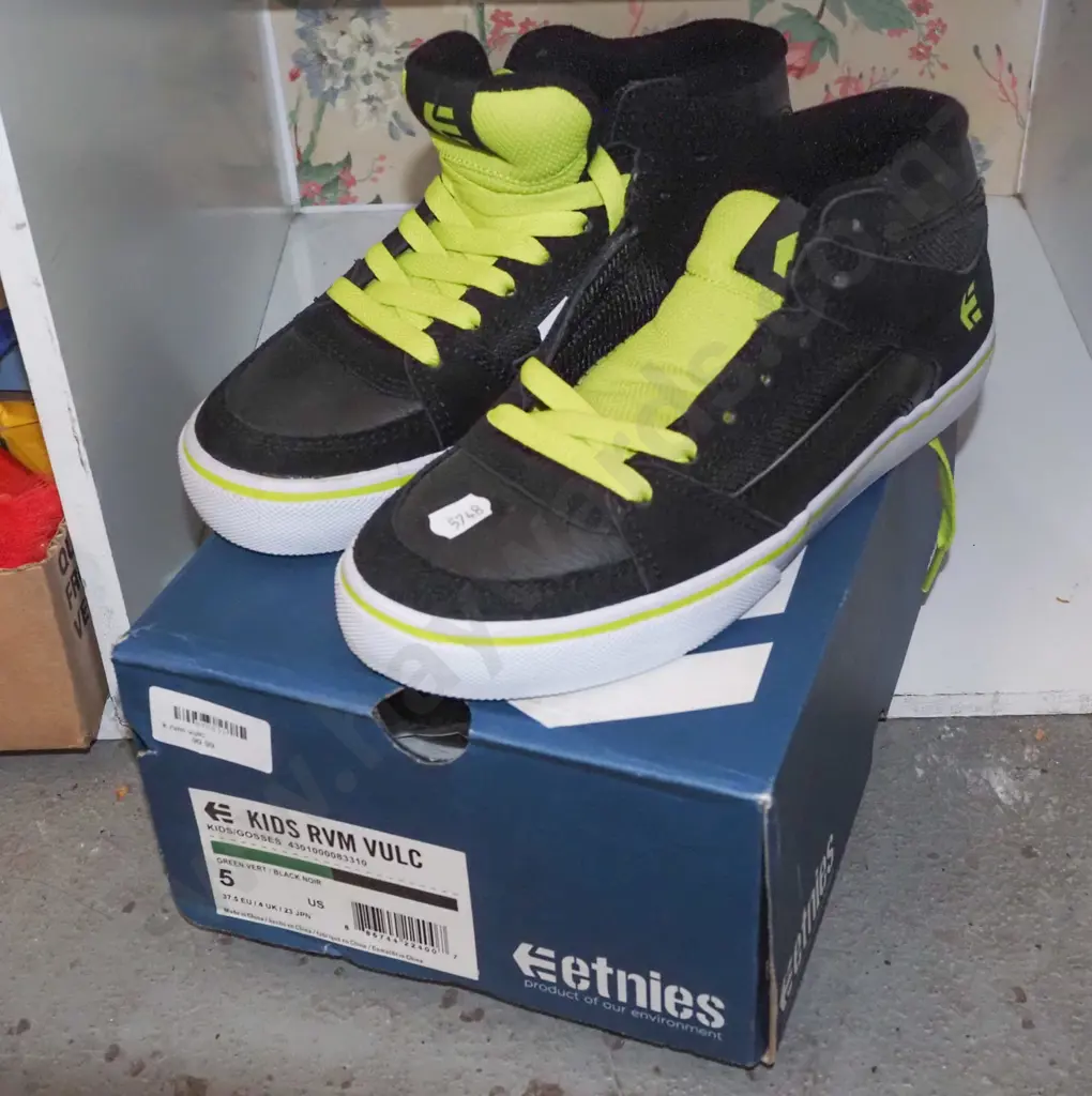 pair of Etnies size UK 4 sneakers Image 1++