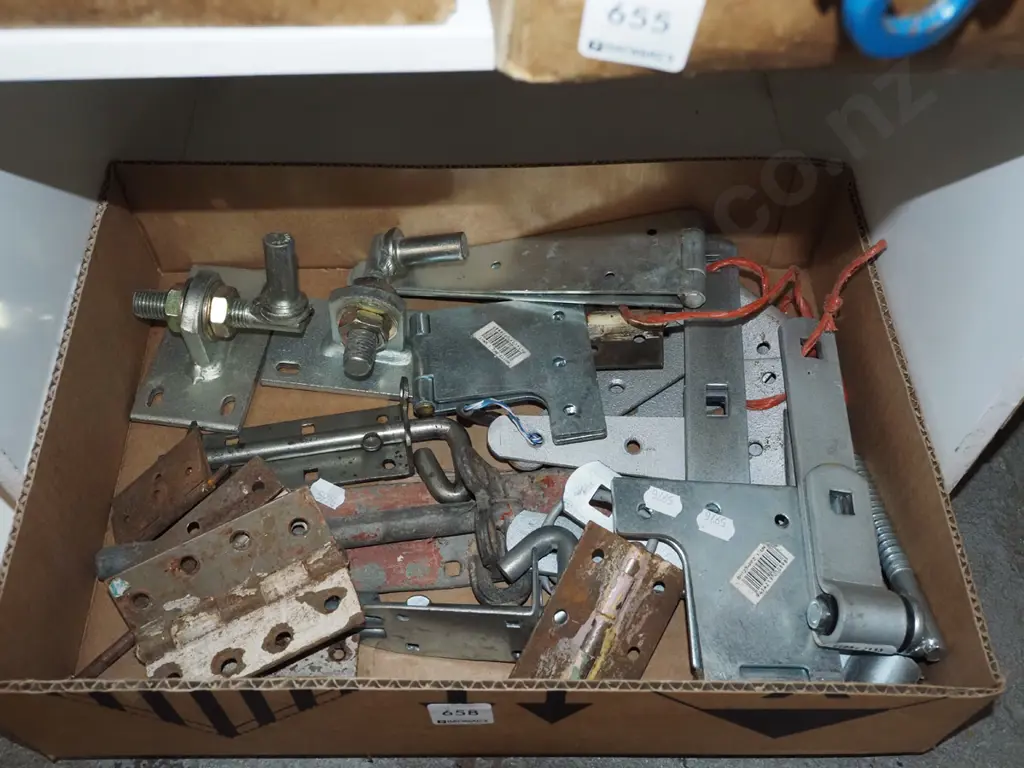 box; gate/door hinges and bolts Image 1++