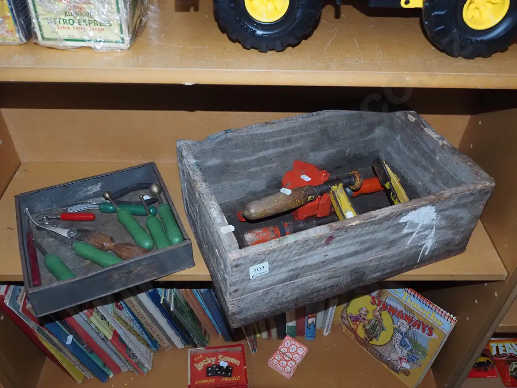 shelf; leather workers, clamps, vice etc Image 1++