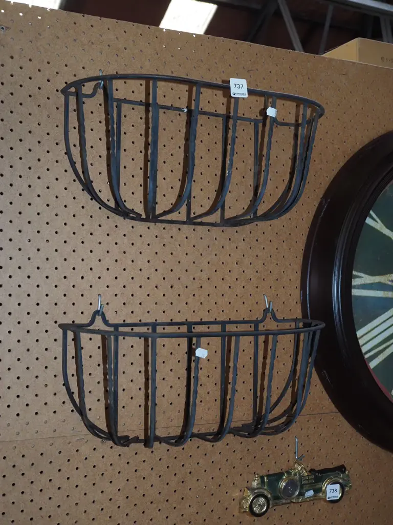 2x wire wall mounted garden basket hangers Image 1++