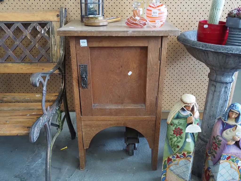 oak pot cupboard - varnish needs attention Image 1++