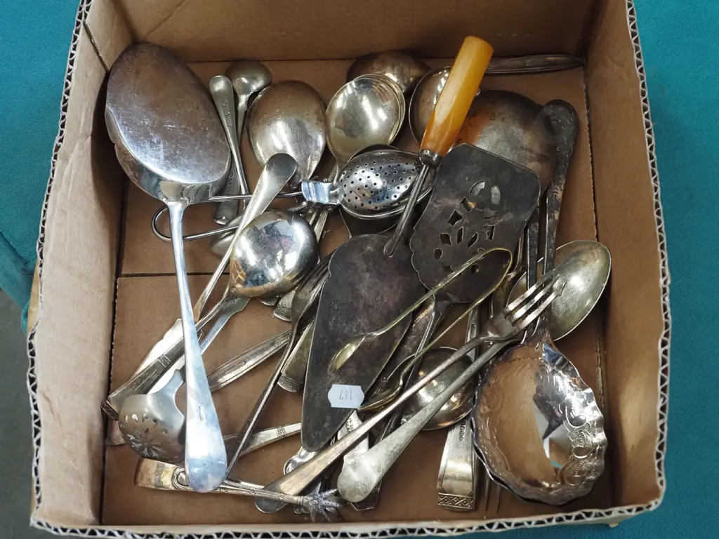 box; plated cutlery Image 1++