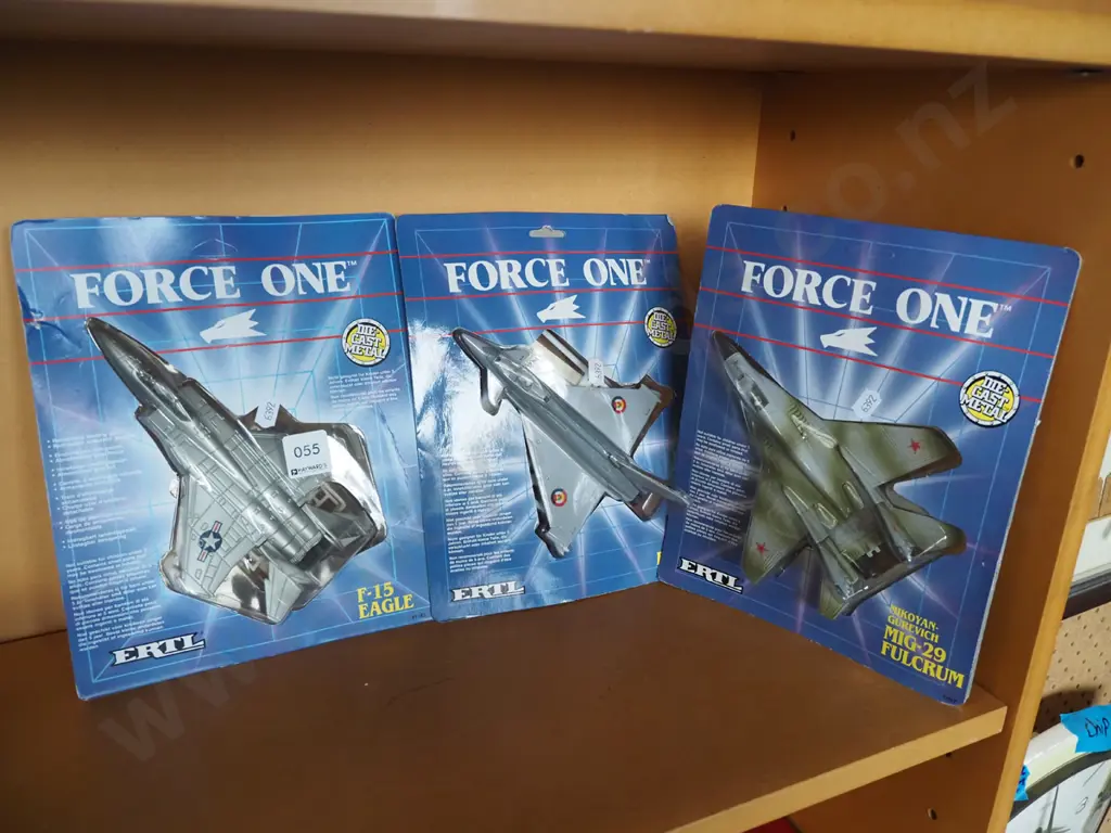 3x die cast metal carded planes Image 1++