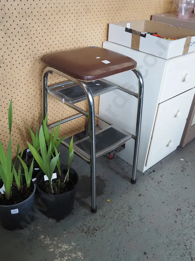 vinyl top kitchen step stool Image 1++