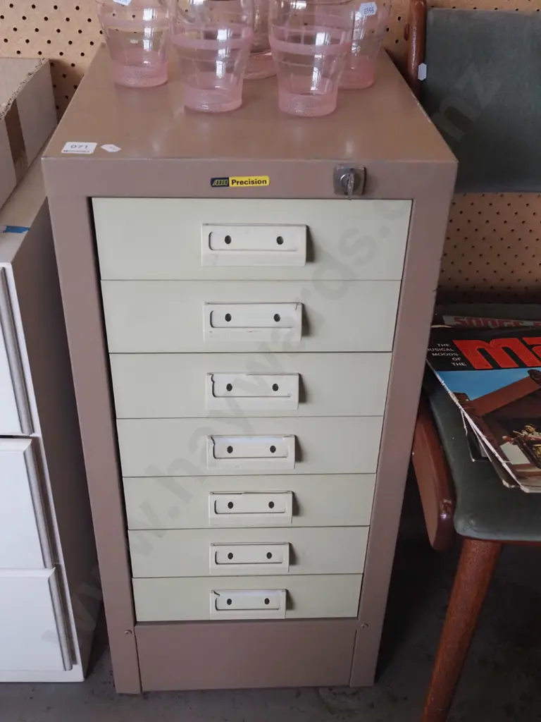 Precision 7 drawer filing cabinet - key in office Image 1++