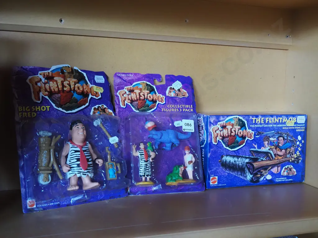 2x carded Flintstones figurines, Flintstones model vehicle Image 1++