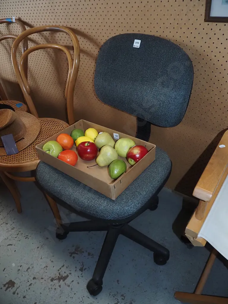 grey office chair Image 1++