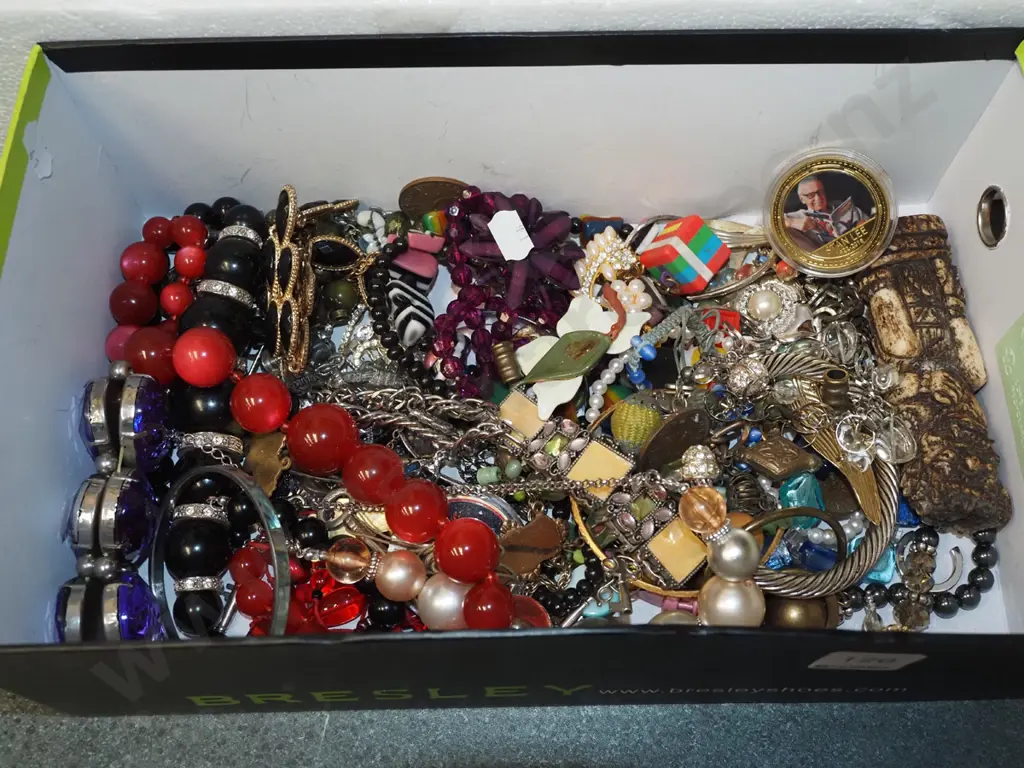 box; costume jwellery Image 1++