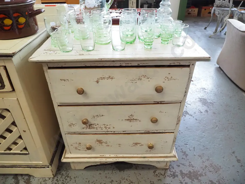 distressed painted 3 drawer chest Image 1++