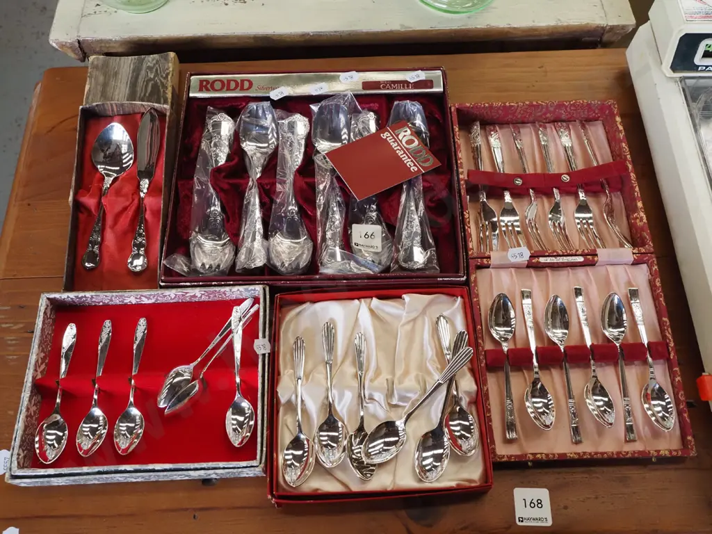 5x cased cutlery sets Image 1++