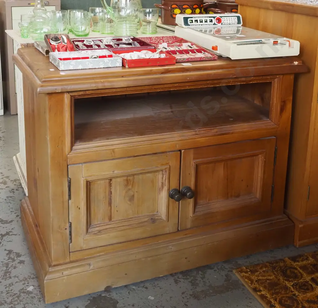 heavy pine 2 door entertainment unit H660 W850 D470 Image 1++