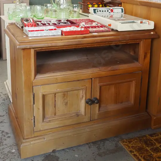 heavy pine 2 door entertainment unit H660 W850 D470